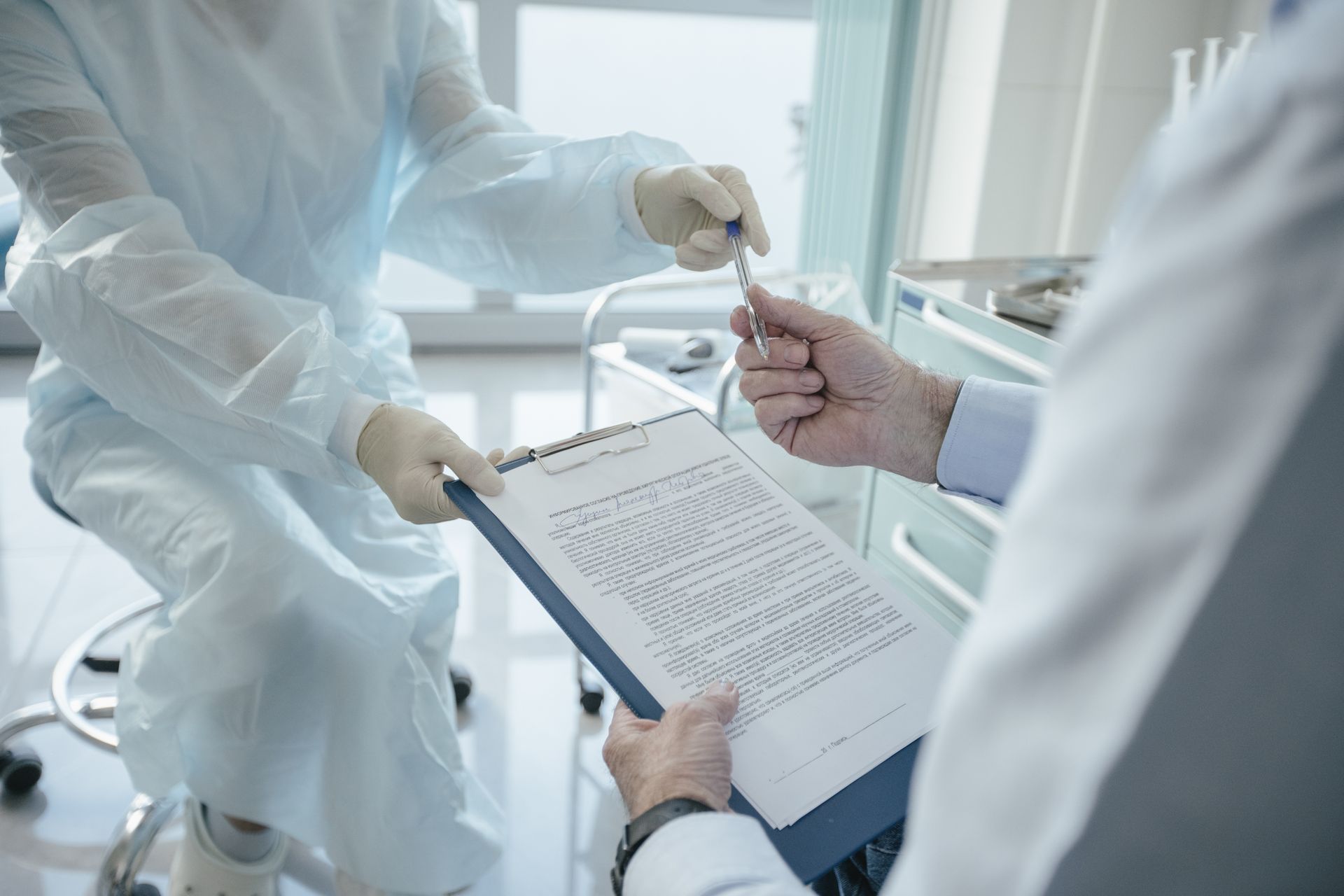 Signature d'un document médical sur un porte-bloc