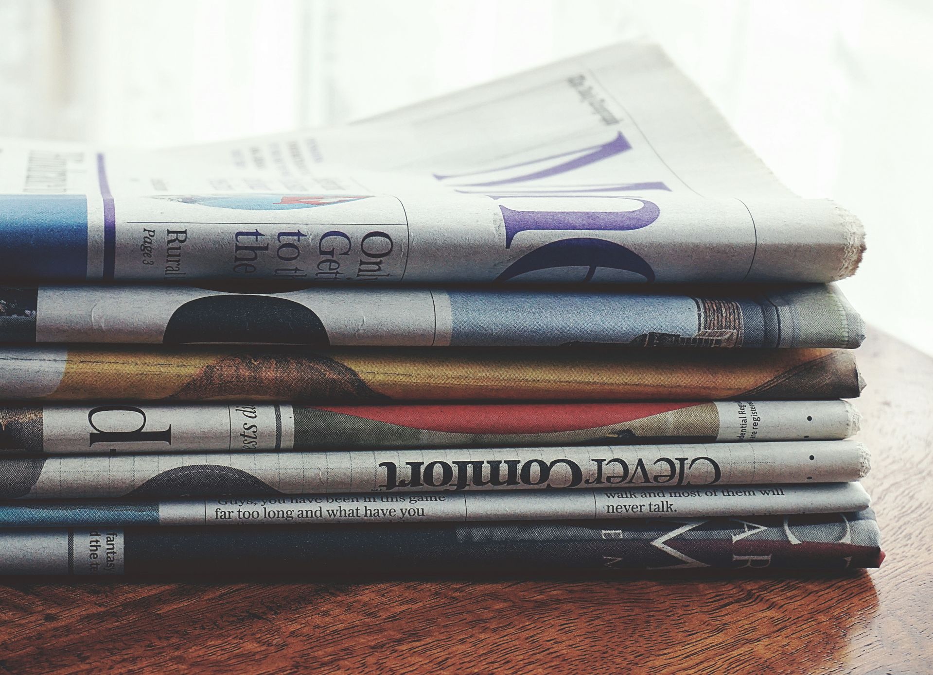 Pile de journaux représentant la revue de presse de l'ACMA